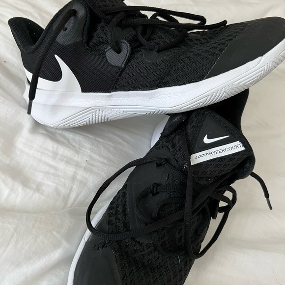 Womens Nike volleyball shoes - Picture 2 of 3